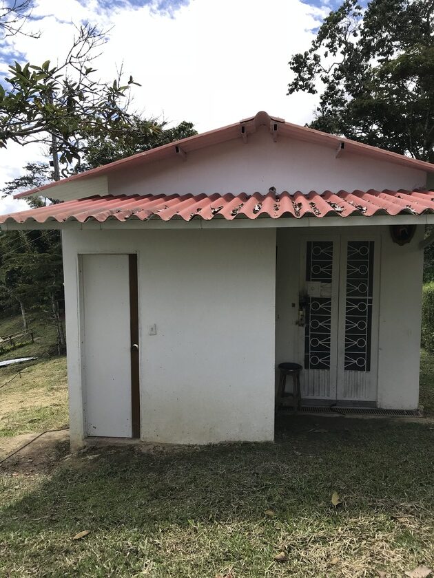 Bodega y baño frente 01